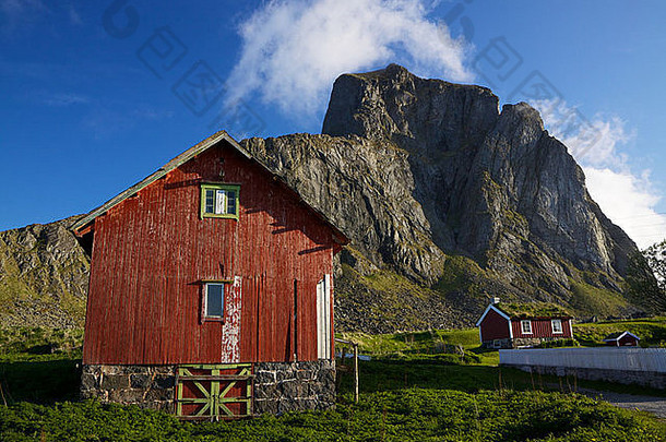罗弗敦瓦罗岛挪威村庄诺德兰的传统红色木屋