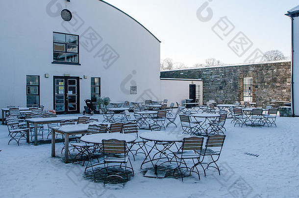凤凰咖啡馆的<strong>户外</strong>桌子被雪覆盖着。2010年<strong>新年</strong>的第一天，都柏林的凤凰城公园迎来了一个<strong>美</strong>丽的冬季早晨