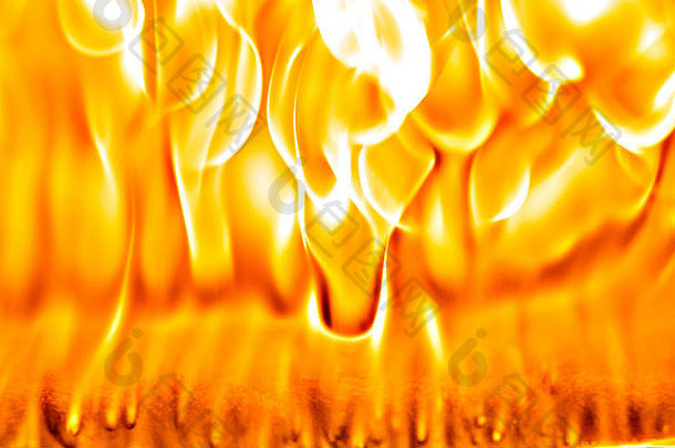 抽象艺术黑色背景上的火焰，燃烧着的红热火花升起，炽热的橙色发光的飞行粒子