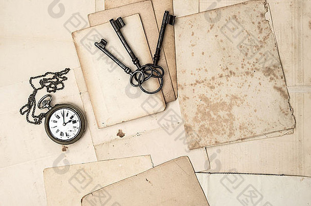 古董钥匙和时钟，旧明信片和纸张。感伤的怀旧背景