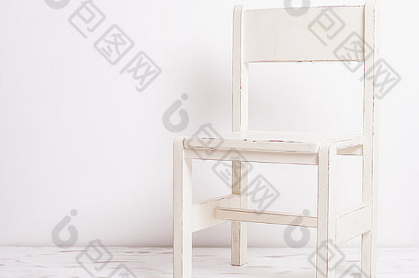 白色老式的椅子