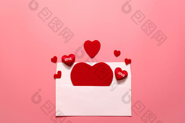 情人节概念，粉色背景上的红心白色信封