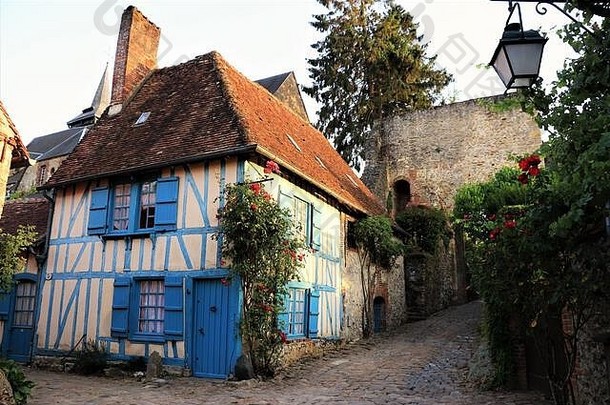 法国北部一个古色古香的村庄里的传统老房子