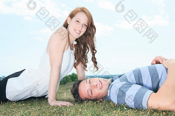 夫妇俩在草地上躺着