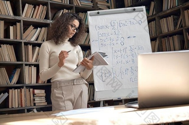 西班牙裔女教师给出在线数学课，虚拟远程教学的概念。