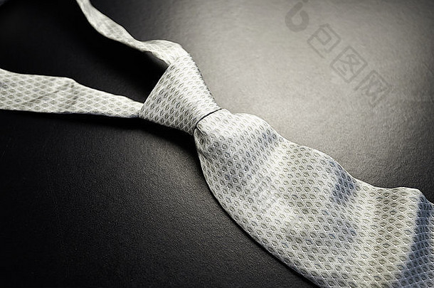 优雅的灰色领带，黑色背景，50度灰色-柔和焦点