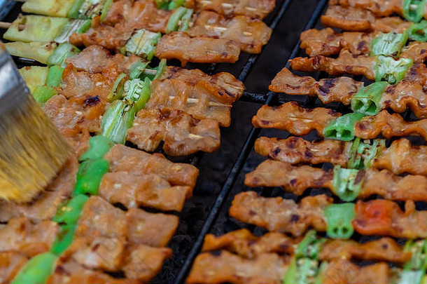 烤猪肉烤猪肉烧烤猪肉排泰国风格烧烤猪肉吃黏糊糊的大米泰国食物高胆固醇食物食物受污染的