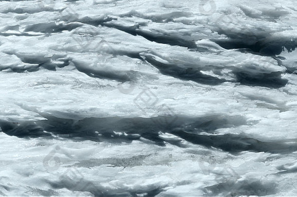 风在冬季山地雪地表面形成冰结构