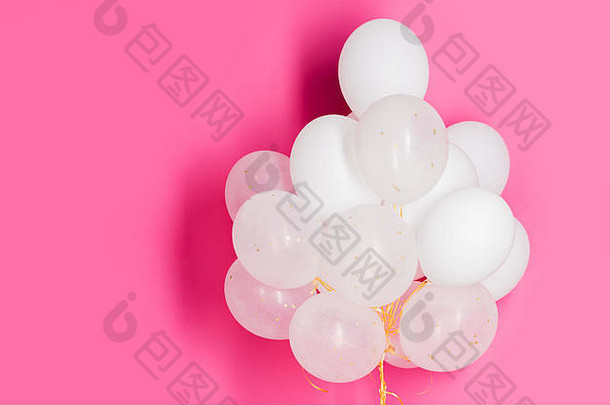 粉红色上空白色氦气球的特写镜头