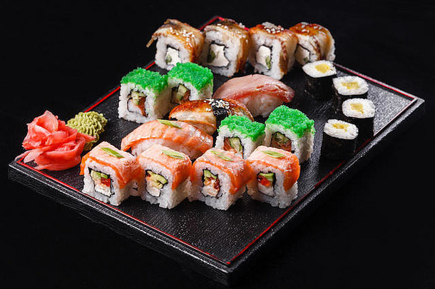 日本料理，午餐很好吃。海鲜寿司配鳗鱼、鲑鱼、鳟鱼、金鱼黑底。
