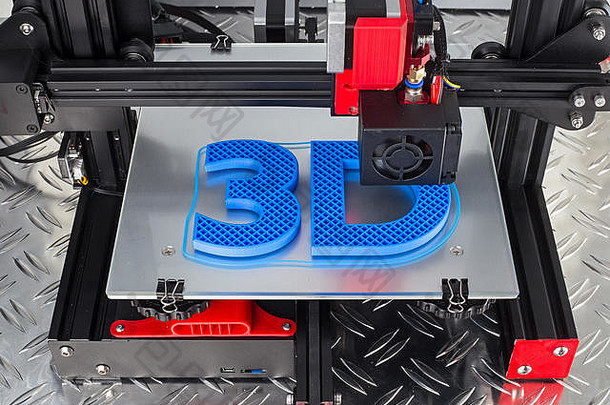 红黑3D打印机在金属钻石板上打印蓝色徽标符号未来技术现代概念背景