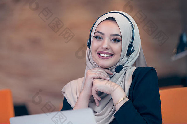 美丽的电话操作符阿拉伯女人工作启动办公室