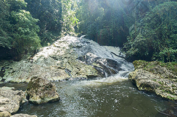 科鲁帕瀑布14处的瀑布路线巴西大西洋森林的最后一个地区之一，瀑布高度125米