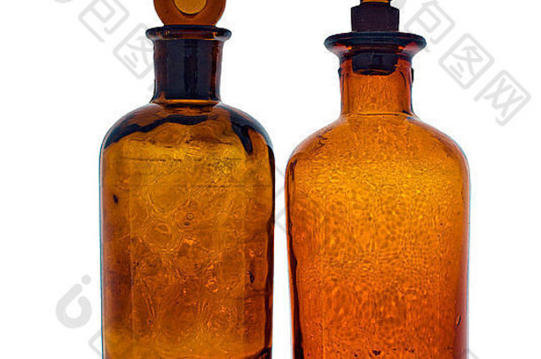 两个实验室瓶子，琥珀色玻璃。背光的。在白色背景上隔离