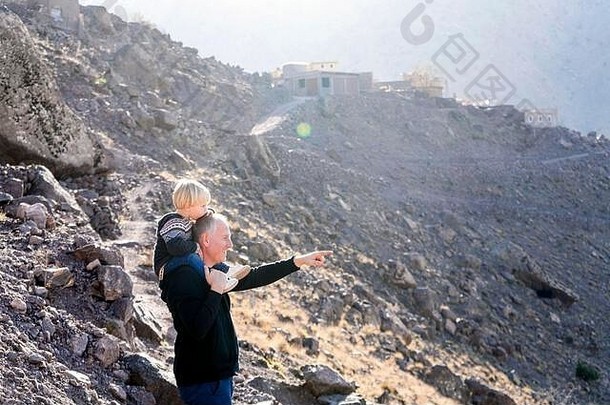 在摩洛哥阿特拉斯山，父亲向他的小男孩展示自然之美