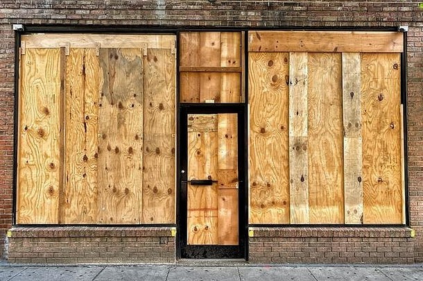 纽约市东村区一家用木板围起来的店面。
