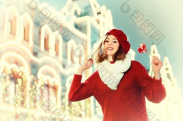 年轻漂亮的<strong>冬季</strong>贝雷帽、白色围巾和红色针织<strong>保暖</strong>毛衣
