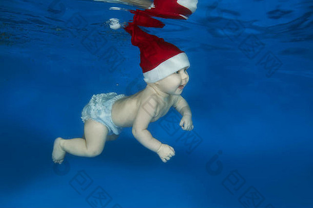 婴儿在游泳池里的水下游泳班学习水下游泳