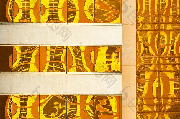 现代建筑窗户上的金黄色反射创造的抽象