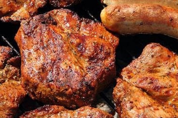木炭烤架上的各种肉和香肠