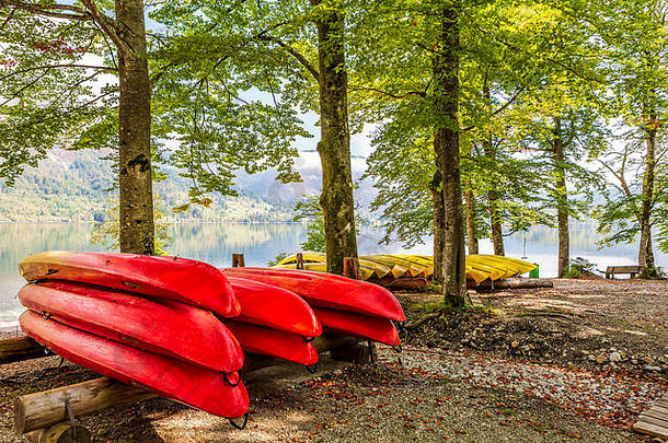 湖博希尼斯洛文尼亚9月海岸湖黄色的红色的皮艇存储日志