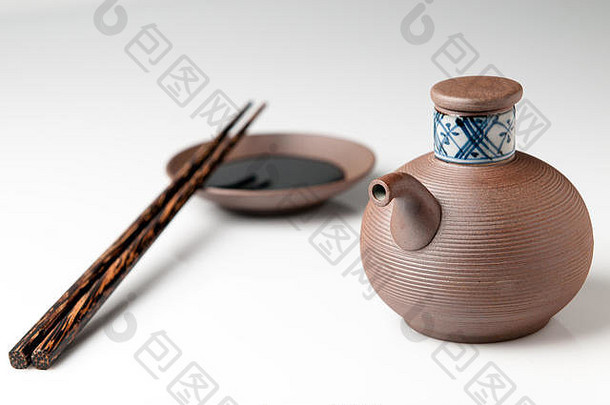 盛放/浸泡酱油的陶瓷壶和茶托。用筷子。来自日本。
