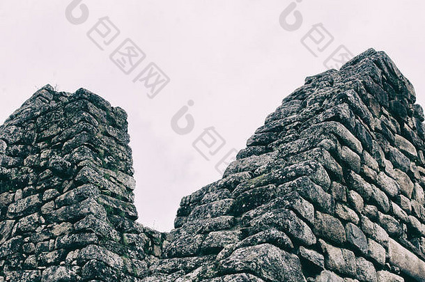 沿着印加小径到秘鲁马丘比丘的铺好的小径，有着神奇的石头古迹。