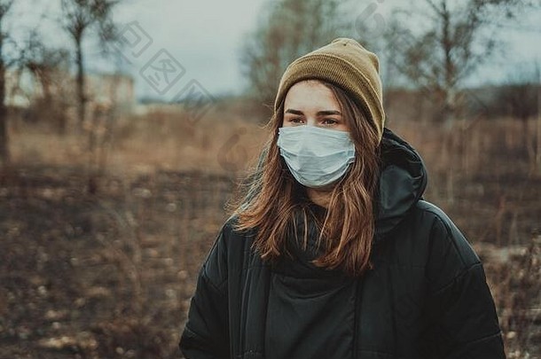 人类生态面具，烟雾，地球上的污染。流感大流行。健康和安全概念，冠状病毒N1H1，病毒防护。健康和安全概念