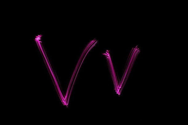 字母v的长曝光照片，粉红色霓虹灯，大写和小写，黑色背景下的平行线图案。