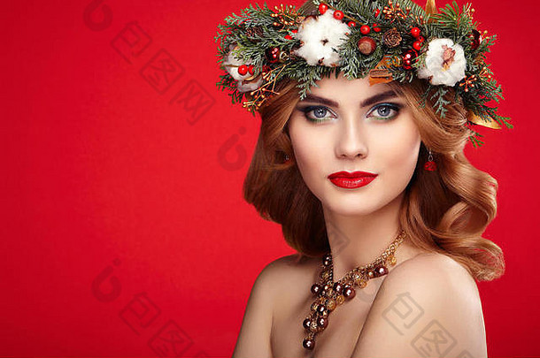 肖像美丽的年轻的女人圣诞节花环美丽的一年圣诞节树假期发型化妆美女孩肖像异醇