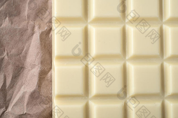 纸包装背景上的白巧克力特写镜头