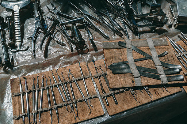 旧手术器械跳蚤市场Vernissage埃里温，亚美尼亚
