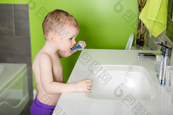 小孩或小孩在浴室刷牙