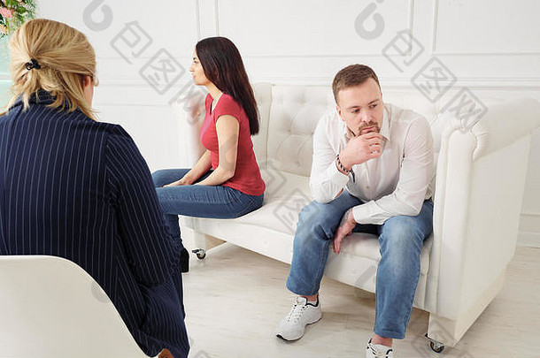 有经验的精神病学家咨询夫妇男人。女孩坐沙发上转