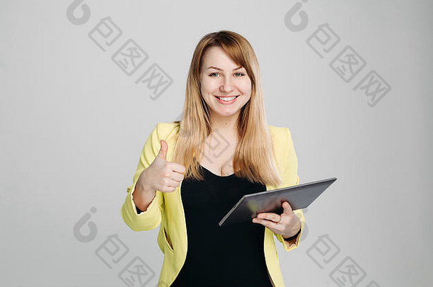 肖像女人持有平板电脑电脑指出手指