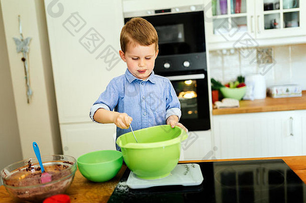 孩子作为专业厨师帮助妈妈做饼干