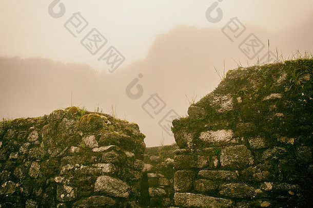 印加小径上的古老石头废墟，笼罩在迷雾中。秘鲁。南美洲。没有人。