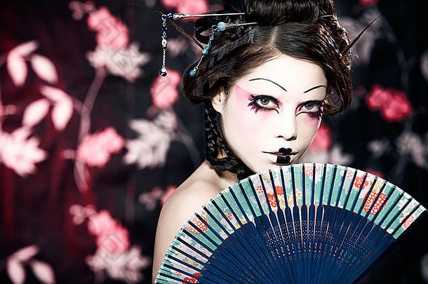 日本艺妓的风格化照片，由专业波兰艺术家化妆