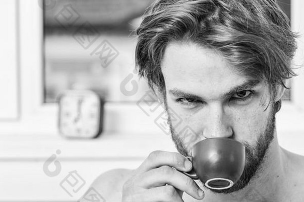 男人。有胡子的英俊的男子气概持有<strong>杯</strong>咖啡的家伙有吸引力的外观男人。享受热新鲜的酿造咖啡事情早....时间<strong>杯</strong>咖啡早....咖啡