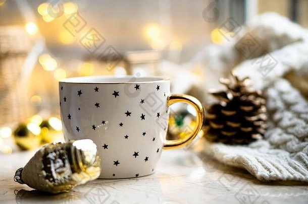 舒适的冬季假期装饰，圣诞灯和咖啡杯，装饰细节，真正的家