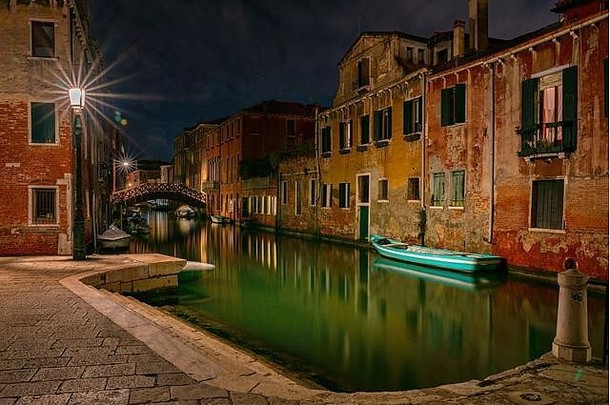 意大利威尼斯房屋、街道和水道的夜间照片