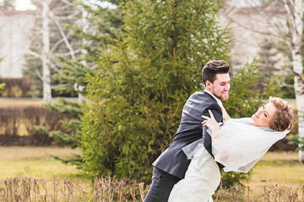 婚礼当天，新郎以舞蹈姿势抱着新娘