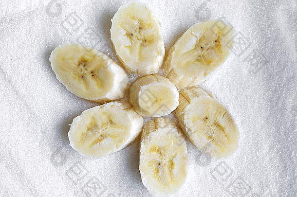 在砂糖上以花的形式出现的香蕉片