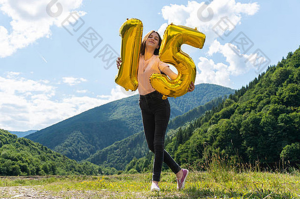 来自气球的15号快乐少女庆祝生日