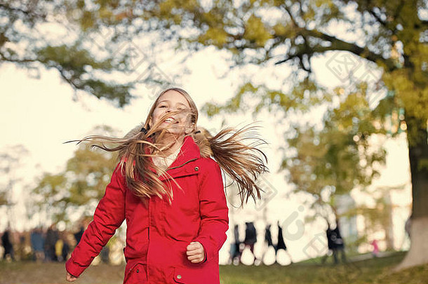 好玩的孩子休闲。金发碧眼的孩子穿着暖和的夹克在户外散步。穿着红色外套的女孩快乐地享受秋天的自然公园。孩子们穿时髦的连帽外套。秋季服装与时尚理念。
