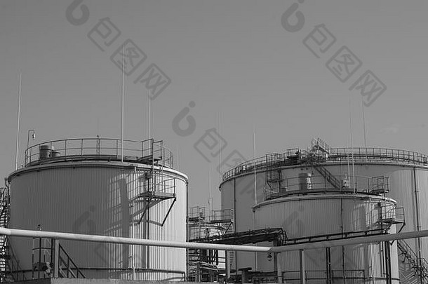 炼油厂的原油储罐。石油储罐。石油产品储存罐。炼油厂的领地。