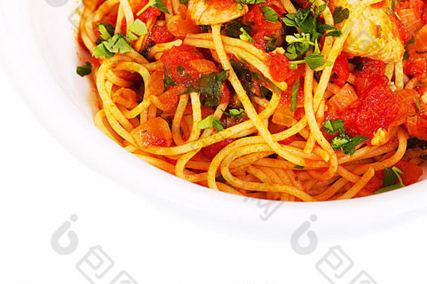 意大利面番茄海鲜菜白色碗前视图