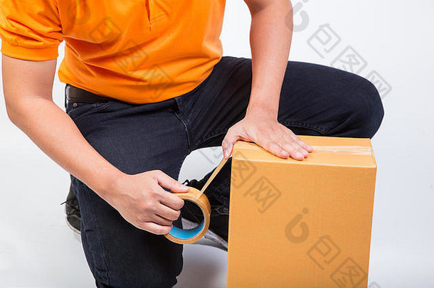 男士包装箱纸板包装用棕色胶带密封移动或运输交付概念隔离在白色背景上