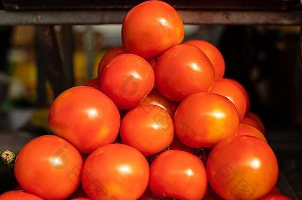 许多西红柿在阳光下呈金字塔状相互重叠