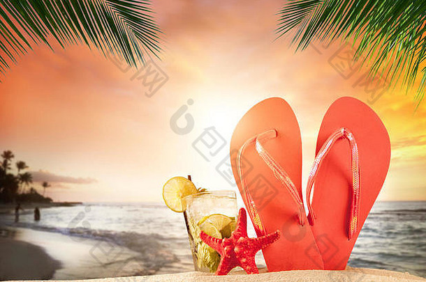 热带海滩喝配件美丽的日落棕榈叶子前景Copyspace文本